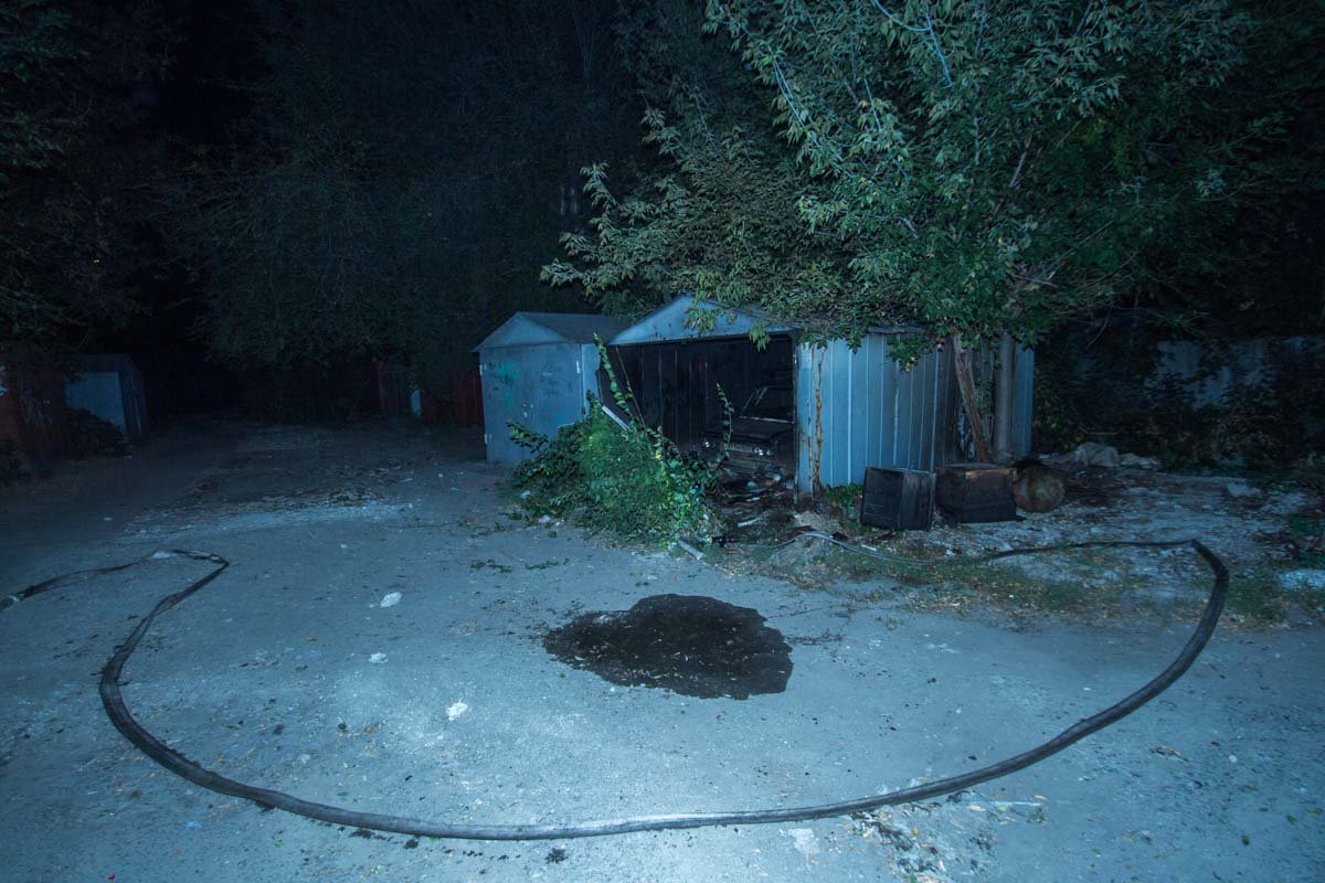 На Запорожском шоссе в гараже горел автомобиль ВАЗ-2106 6