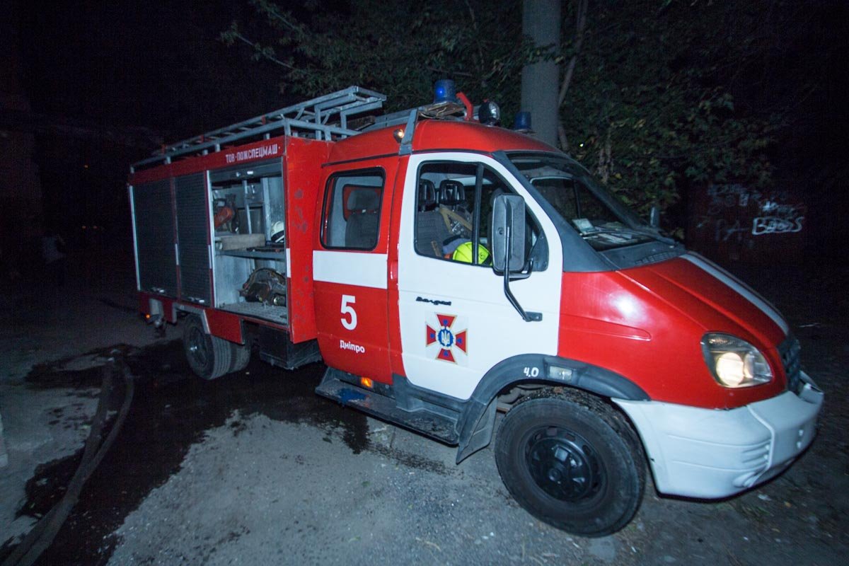 На Запорожском шоссе в гараже горел автомобиль ВАЗ-2106 7