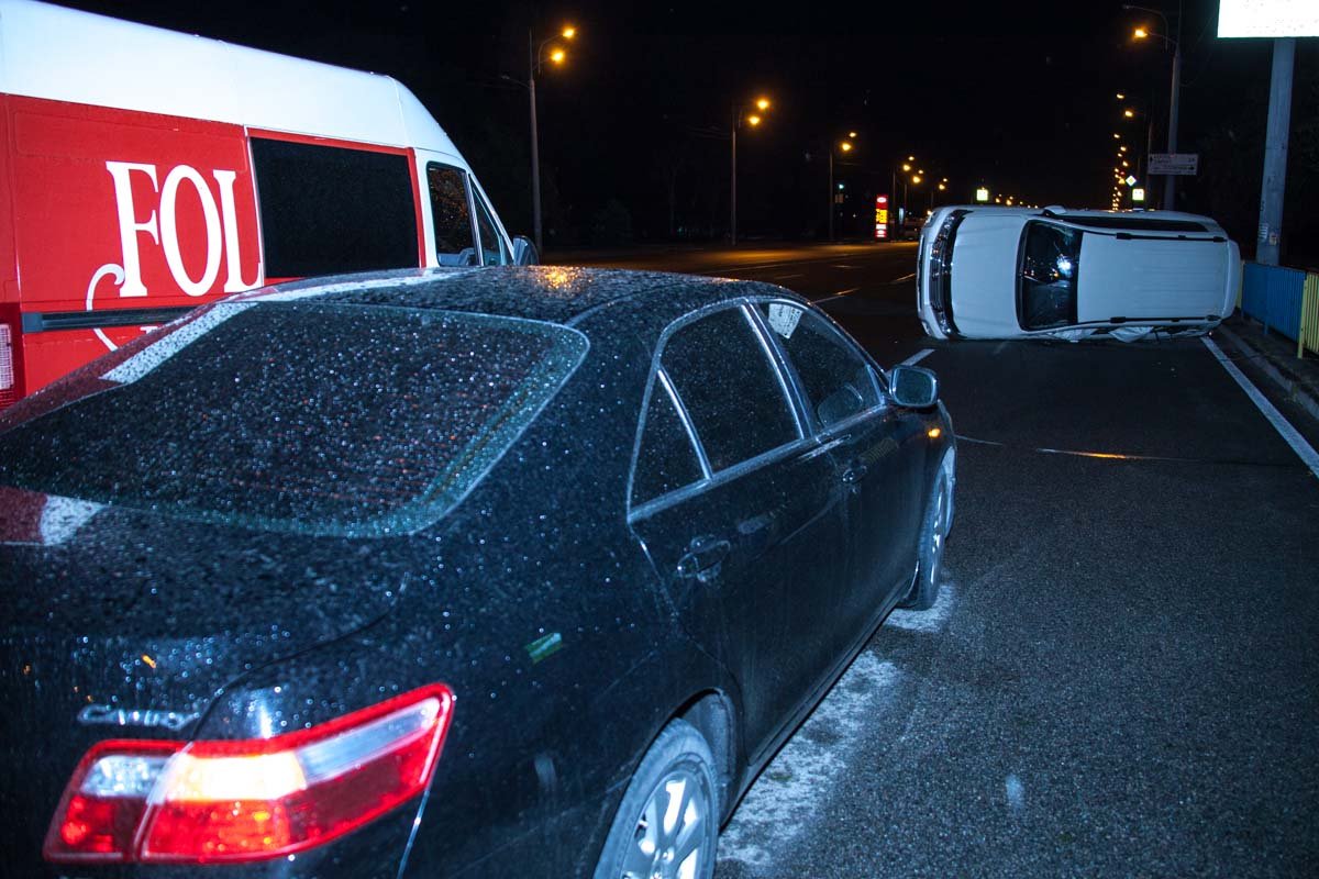 На Слобожанском проспекте перевернулся автомобиль Toyota Land Cruiser 1