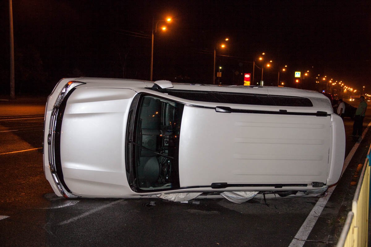 На Слобожанском проспекте перевернулся автомобиль Toyota Land Cruiser 2