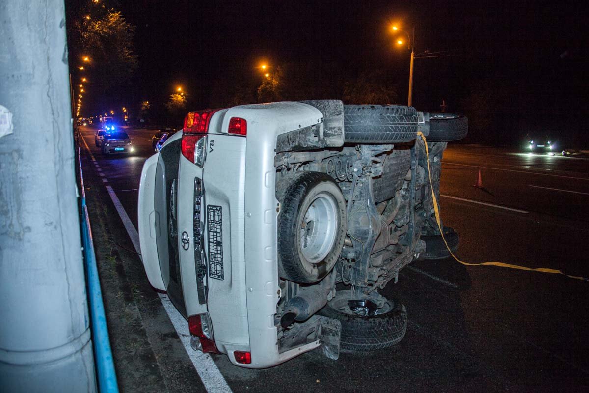 На Слобожанском проспекте перевернулся автомобиль Toyota Land Cruiser 3