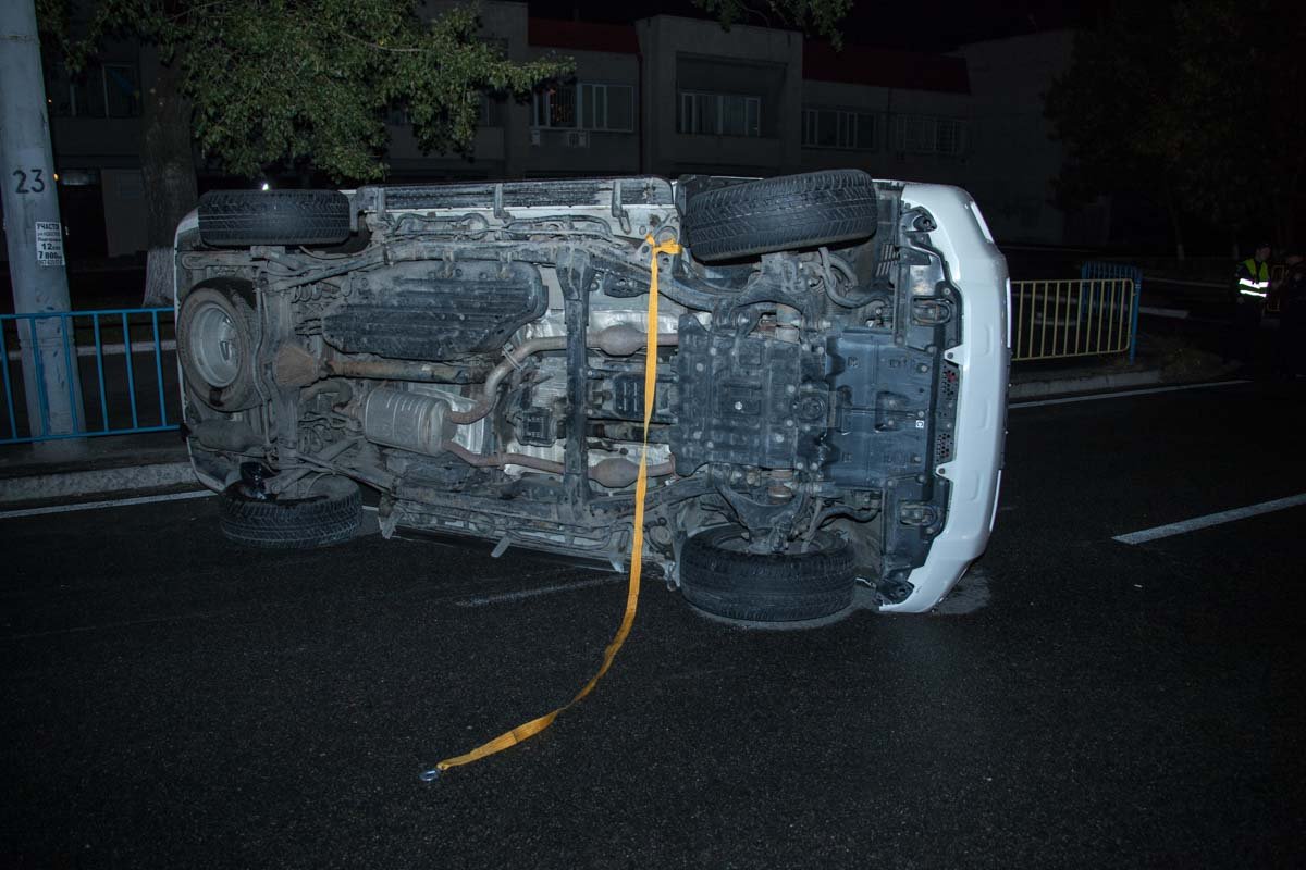 На Слобожанском проспекте перевернулся автомобиль Toyota Land Cruiser 4