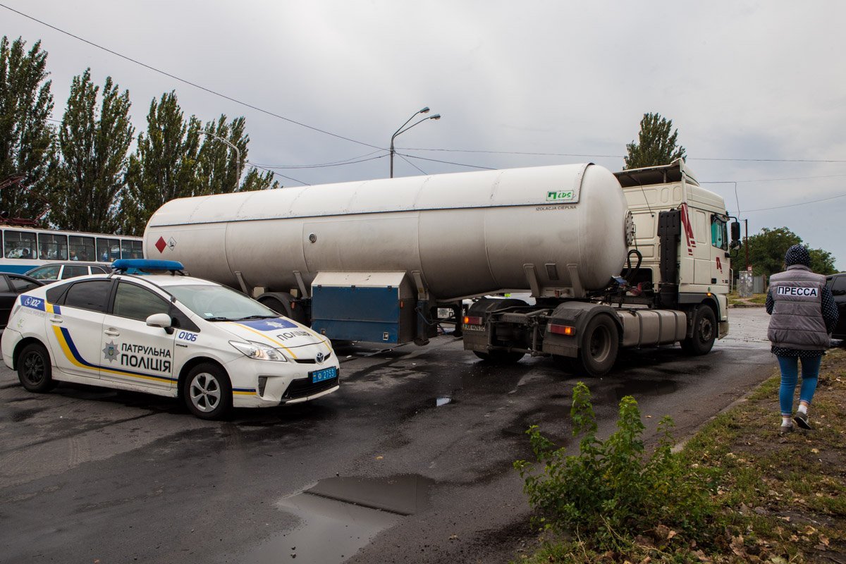 ДТП на Донецком шоссе: бензовоз перекрыл две полосы движения 1