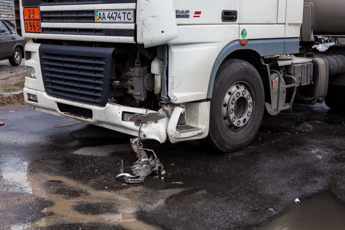 ДТП на Донецком шоссе: бензовоз перекрыл две полосы движения 3