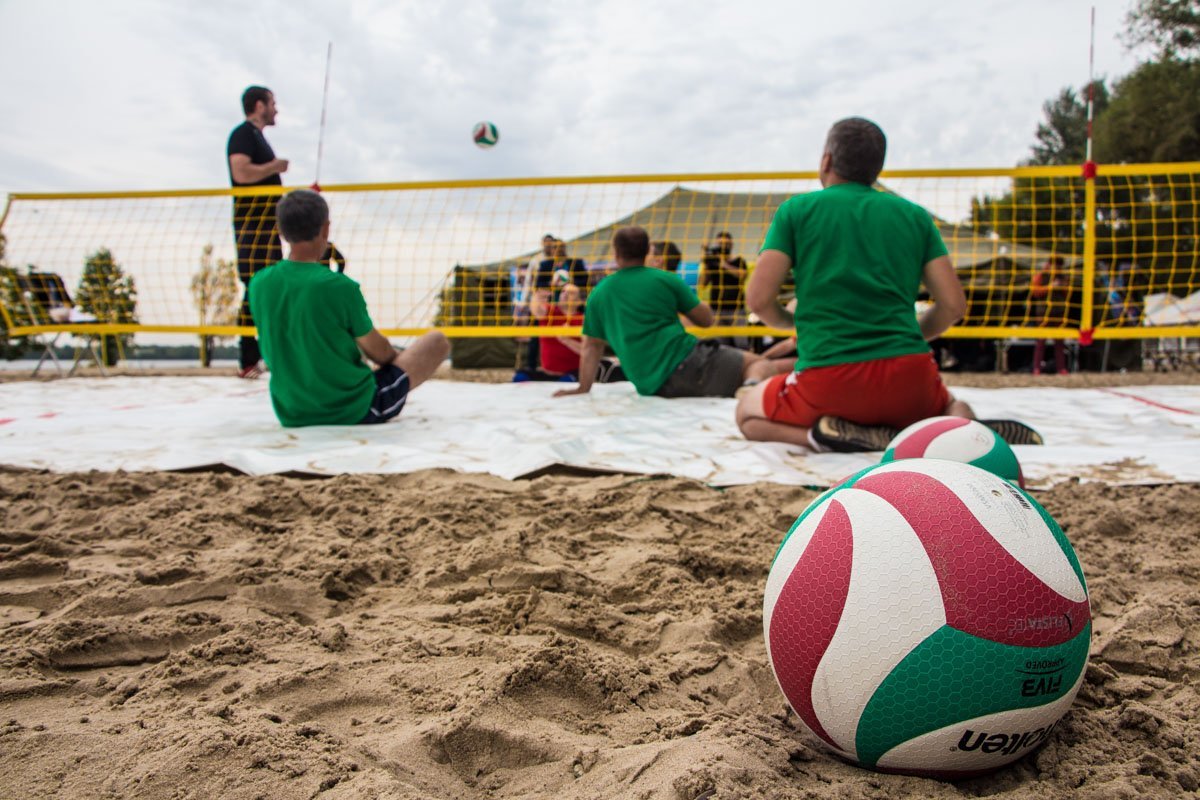 В Днепре проходит Всеукраинский турнир по пляжному волейболу сидя 1