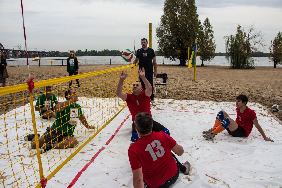 В Днепре проходит Всеукраинский турнир по пляжному волейболу сидя 2