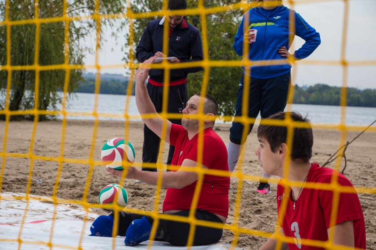 В Днепре проходит Всеукраинский турнир по пляжному волейболу сидя 4