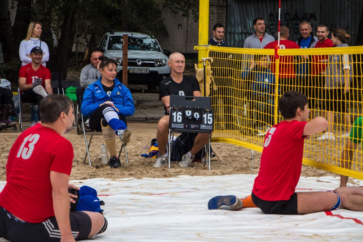 В Днепре проходит Всеукраинский турнир по пляжному волейболу сидя 5