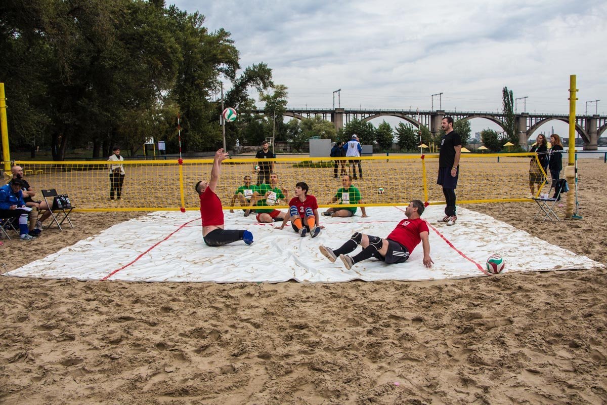 В Днепре проходит Всеукраинский турнир по пляжному волейболу сидя 6