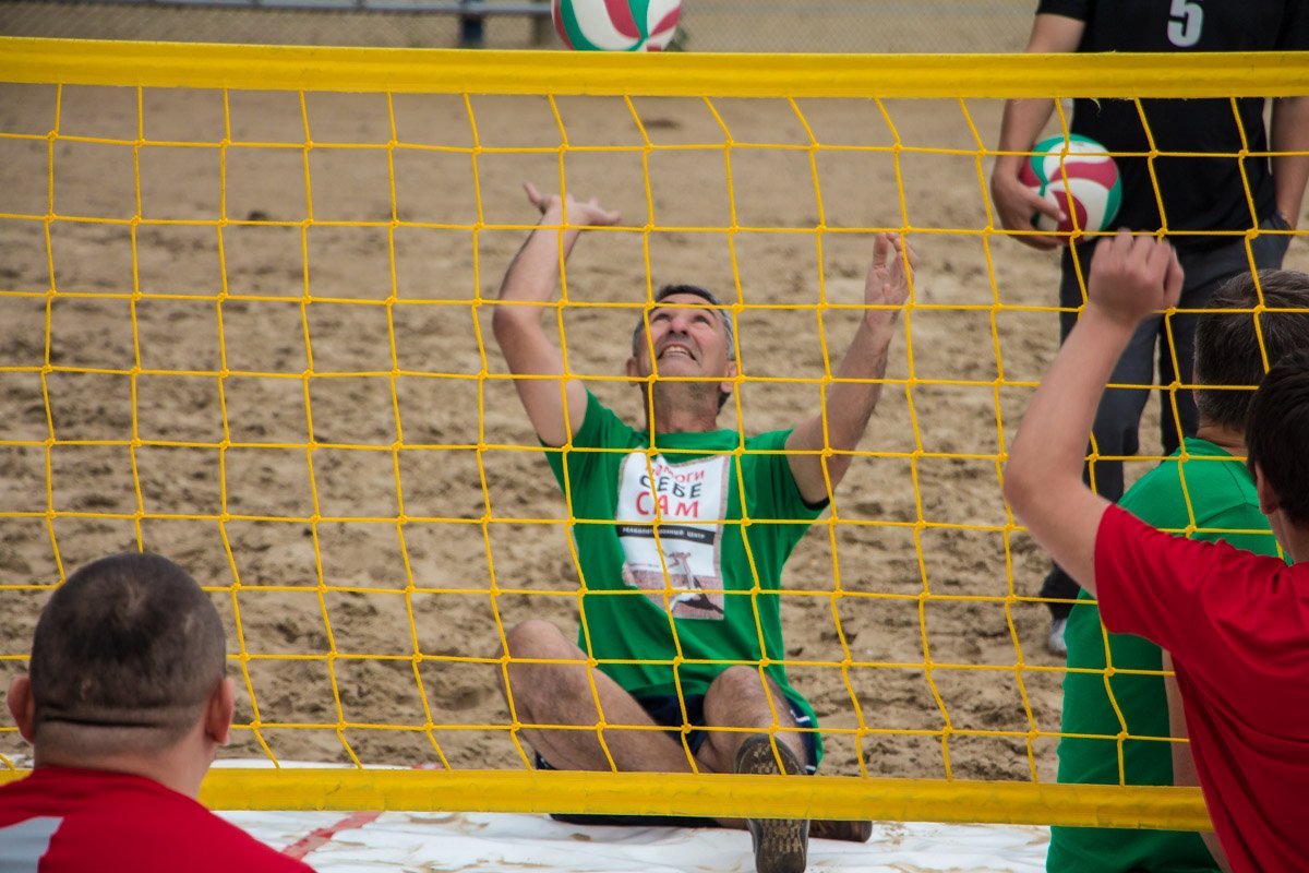 В Днепре проходит Всеукраинский турнир по пляжному волейболу сидя 7