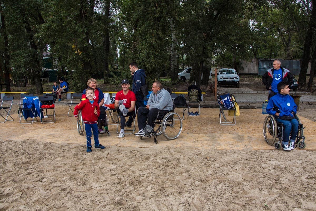 В Днепре проходит Всеукраинский турнир по пляжному волейболу сидя 9