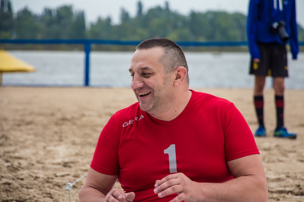 В Днепре проходит Всеукраинский турнир по пляжному волейболу сидя 11