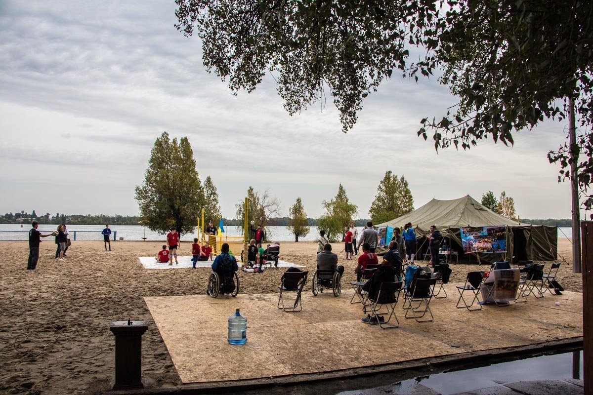 В Днепре проходит Всеукраинский турнир по пляжному волейболу сидя 12