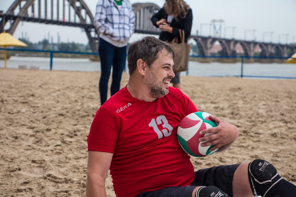 В Днепре проходит Всеукраинский турнир по пляжному волейболу сидя 14