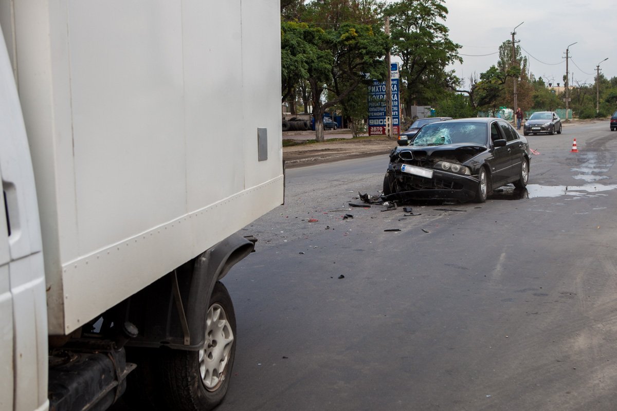 На Днепросталевской столкнулись Газель и BMW: один из пассажиров - в реанимации 1