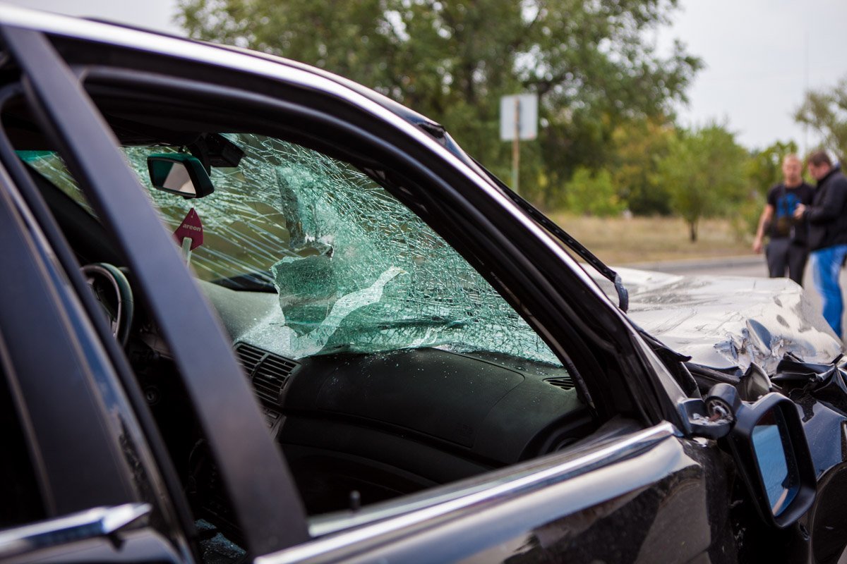 На Днепросталевской столкнулись Газель и BMW: один из пассажиров - в реанимации 2