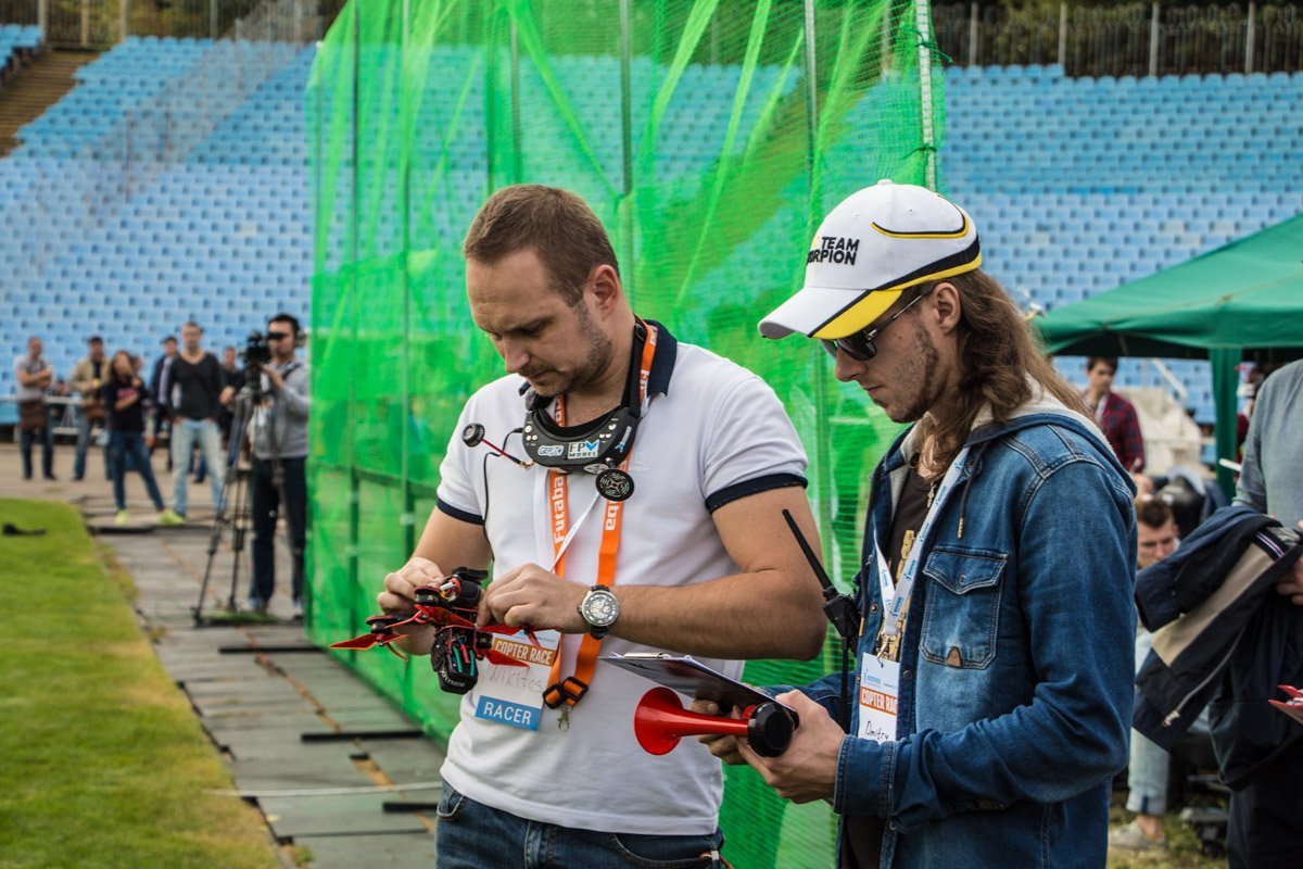 Недетское хобби: в Днепре стартовал Кубок Мира по дрон-рейсингу 13