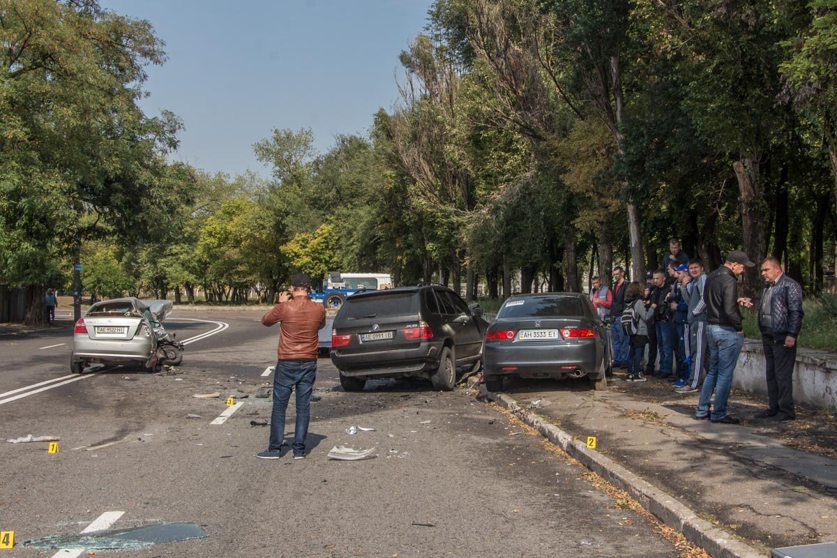 Тройное ДТП на Мирного: Сhevrolet превратился в груду металлолома 4