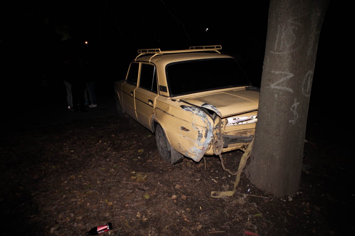 Погоня в Днепре: пьяный водитель ВАЗ-2106 въехал в дерево, скрываясь от полицейских 2