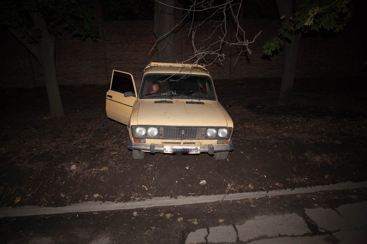 Погоня в Днепре: пьяный водитель ВАЗ-2106 въехал в дерево, скрываясь от полицейских 4