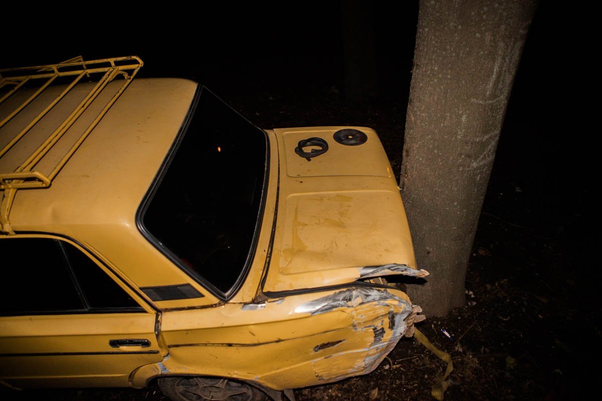 Погоня в Днепре: пьяный водитель ВАЗ-2106 въехал в дерево, скрываясь от полицейских 5