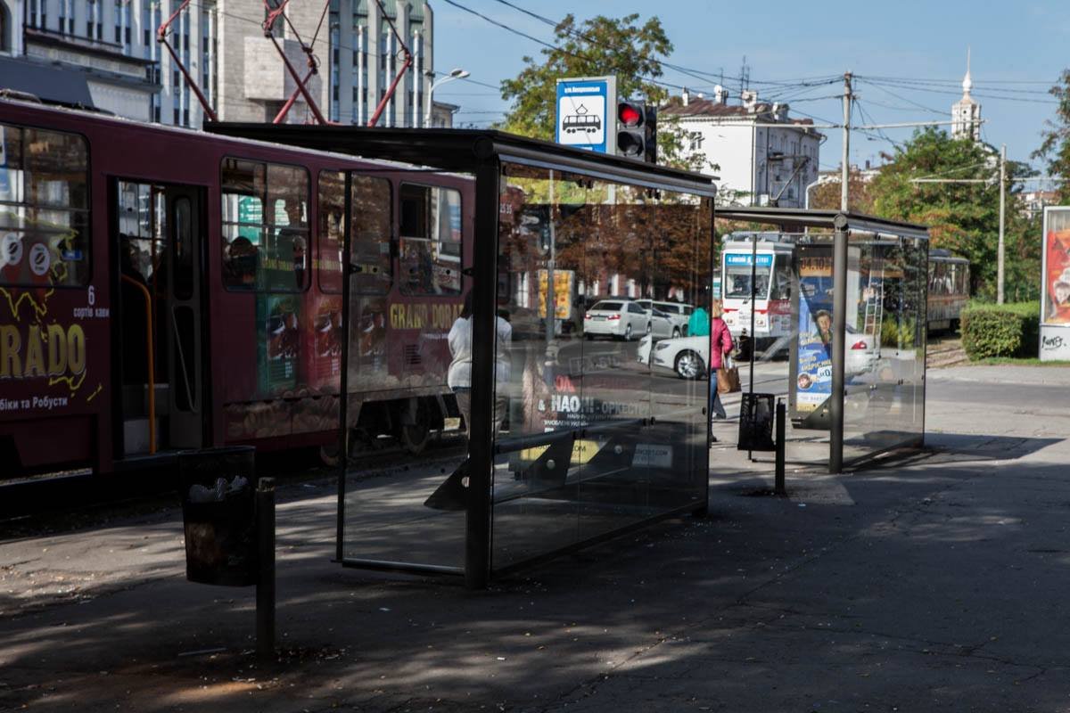 В центре Днепра восстановили разбитую вандалами остановку 1
