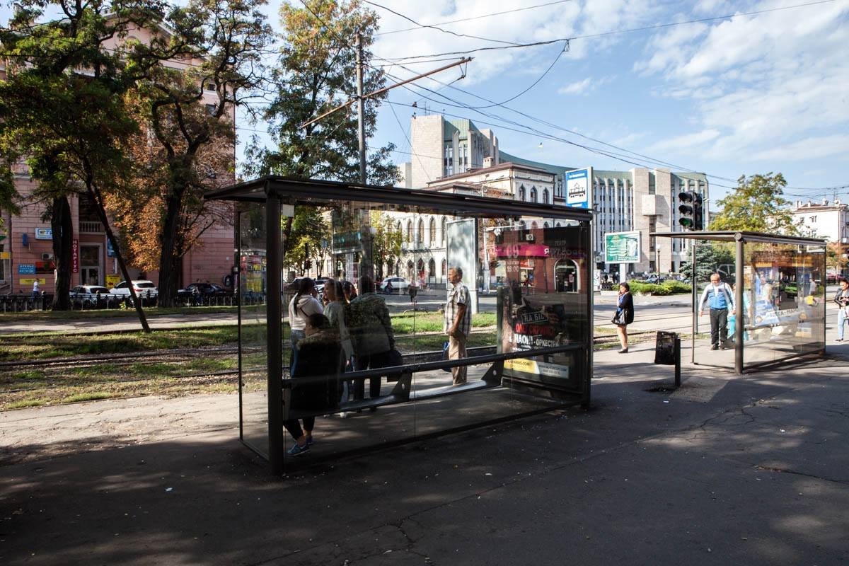 В центре Днепра восстановили разбитую вандалами остановку 4