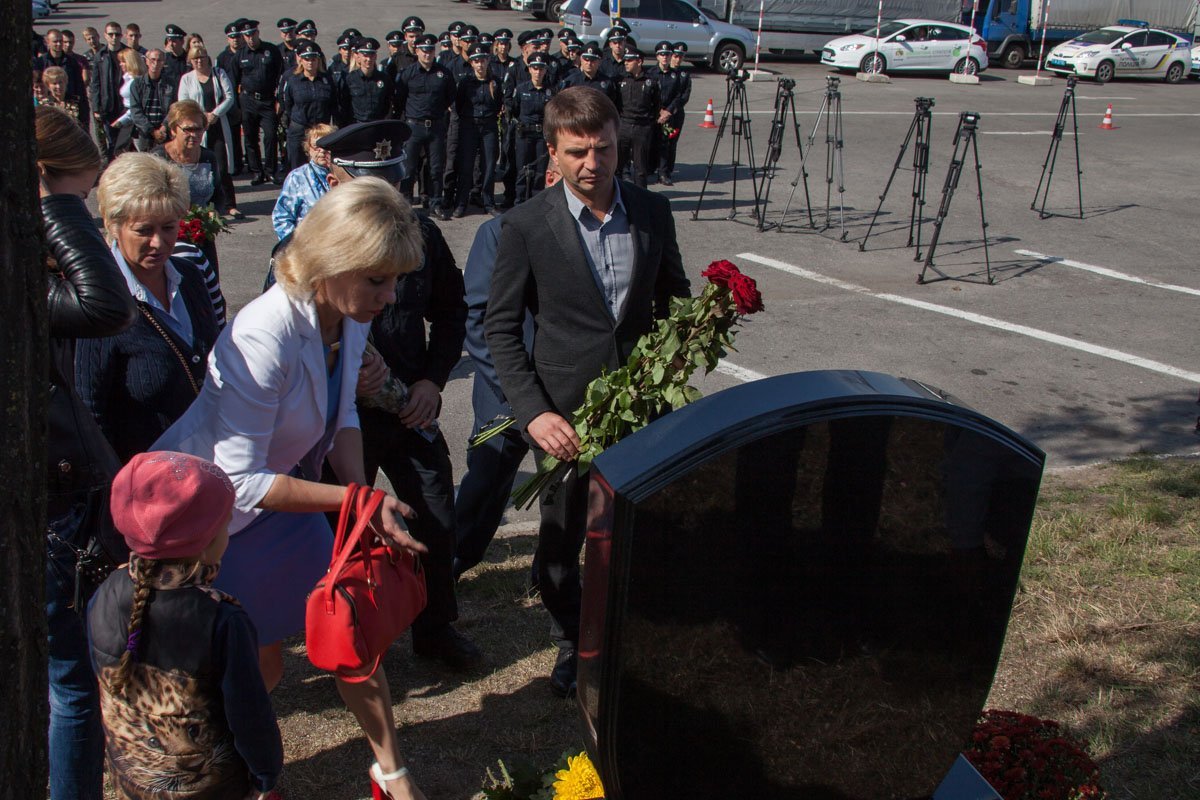 Цветы, слезы и Минута молчания: в Днепре установили памятник погибшим полицейским 2
