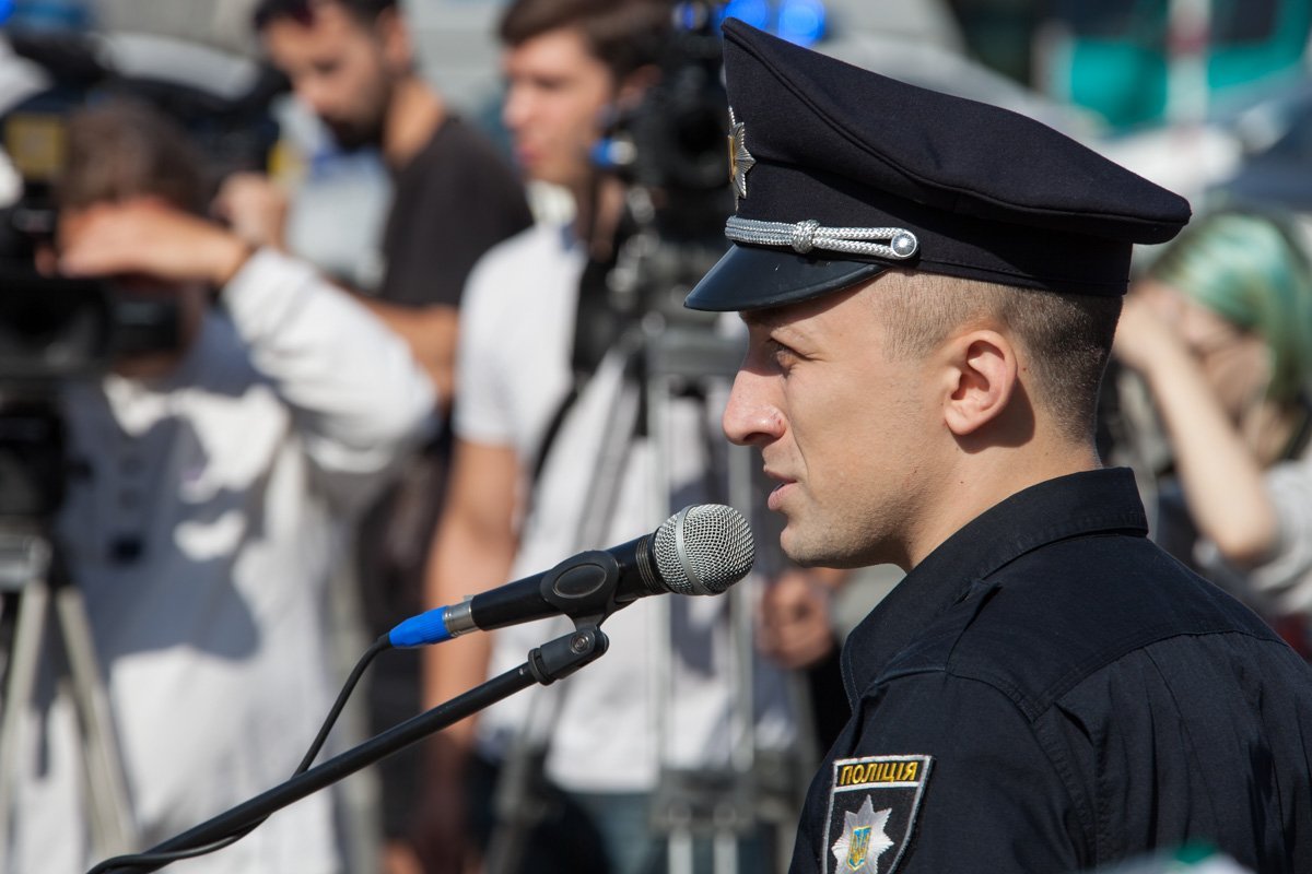 Цветы, слезы и Минута молчания: в Днепре установили памятник погибшим полицейским 4