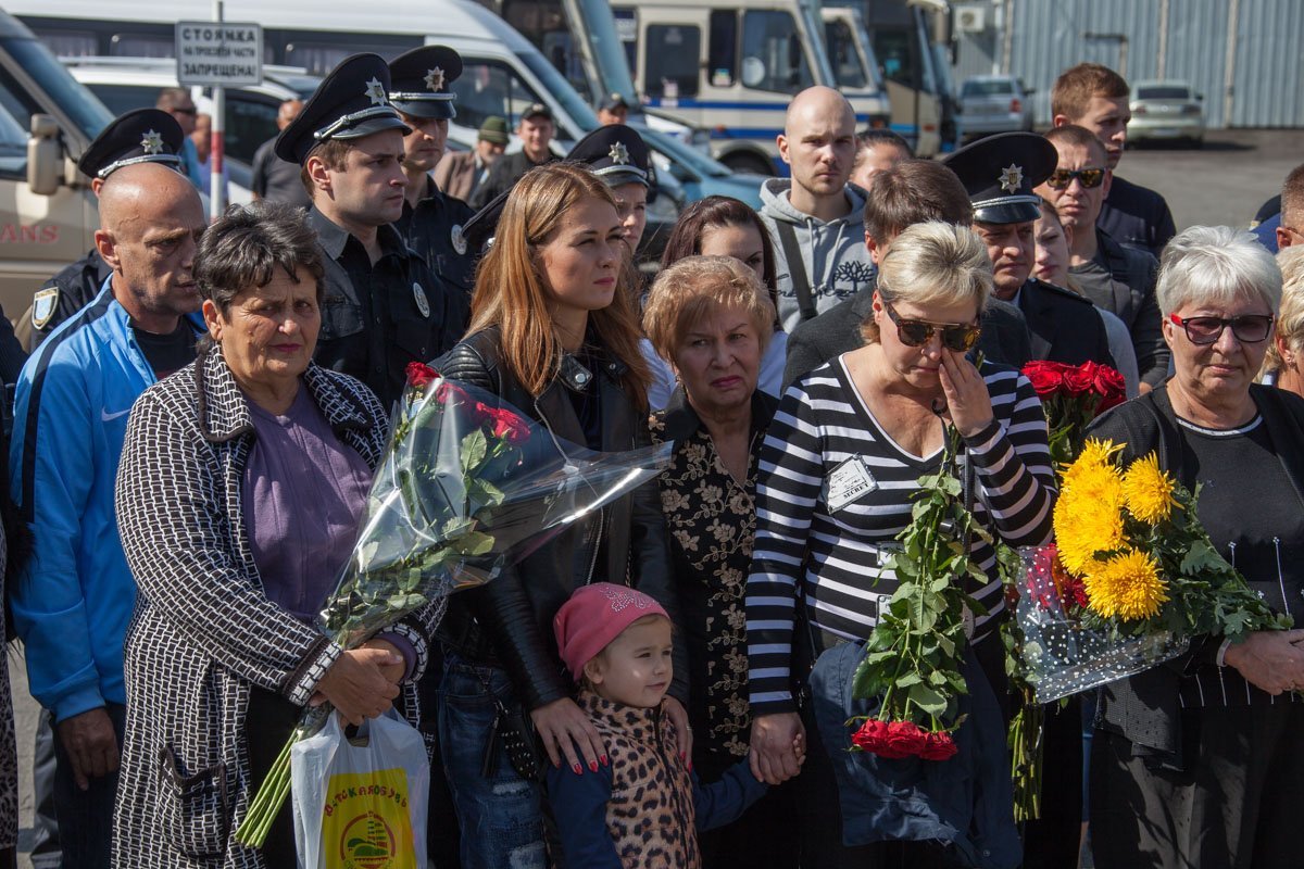 Цветы, слезы и Минута молчания: в Днепре установили памятник погибшим полицейским 6