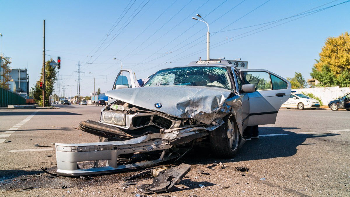 На Набережной столкнулись BMW и Ford: есть пострадавшие 1