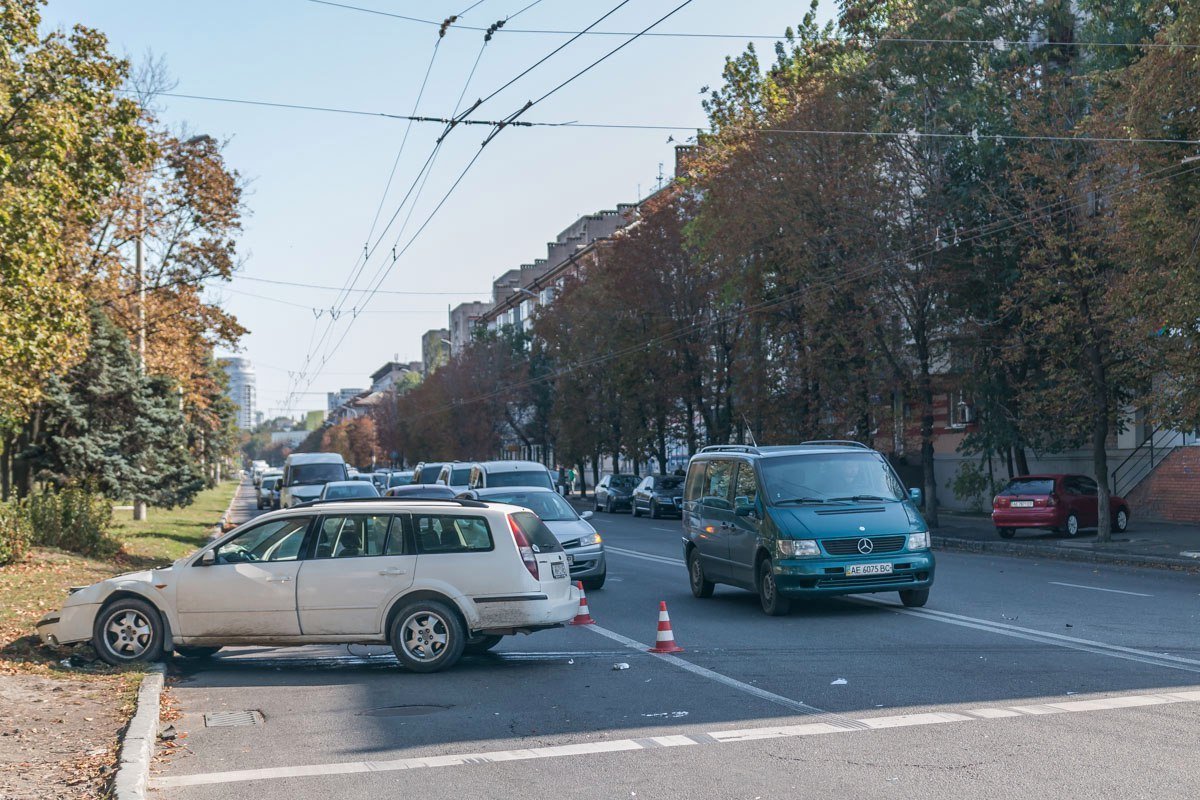На Набережной столкнулись BMW и Ford: есть пострадавшие 2