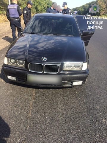 В Днепре банда на BMW угрожала мужчине битой и устроила погоню с полицией 1