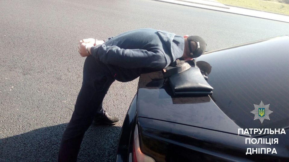 В Днепре банда на BMW угрожала мужчине битой и устроила погоню с полицией 2