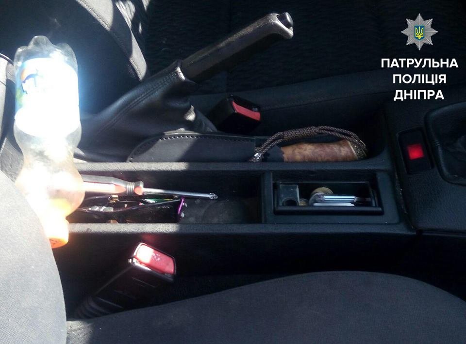 В Днепре банда на BMW угрожала мужчине битой и устроила погоню с полицией 4