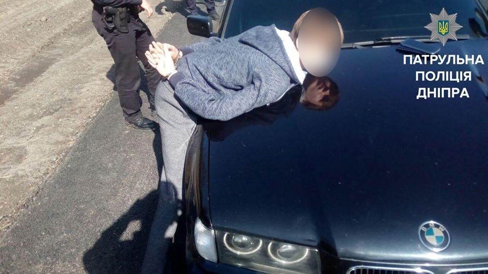 В Днепре банда на BMW угрожала мужчине битой и устроила погоню с полицией 5