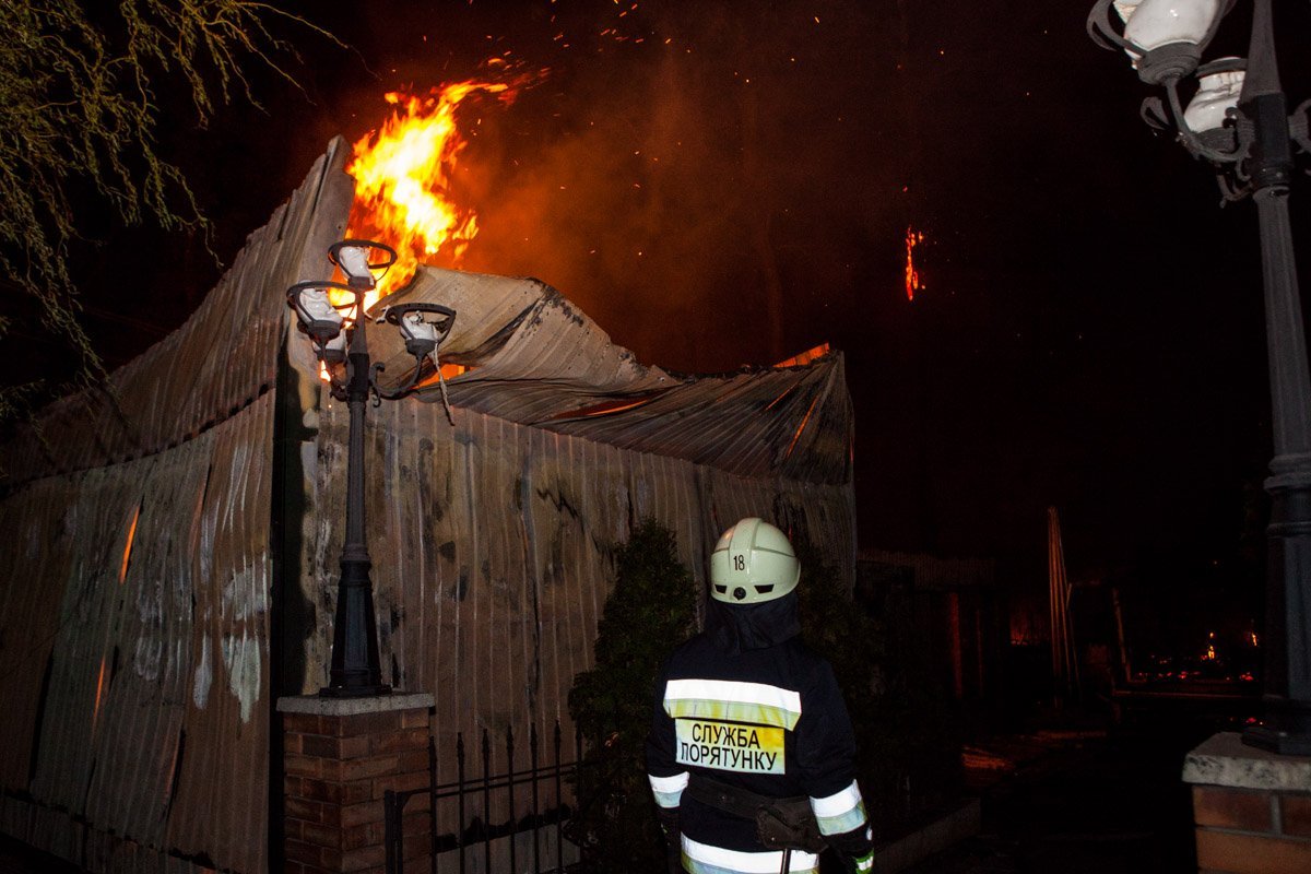 В Подгородном сгорело кафе "Корчма" 6