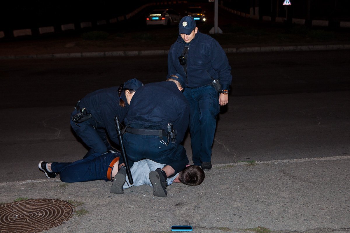 Агрессивный мужчина в центре Днепра испугал людей и обматерил полицию 1