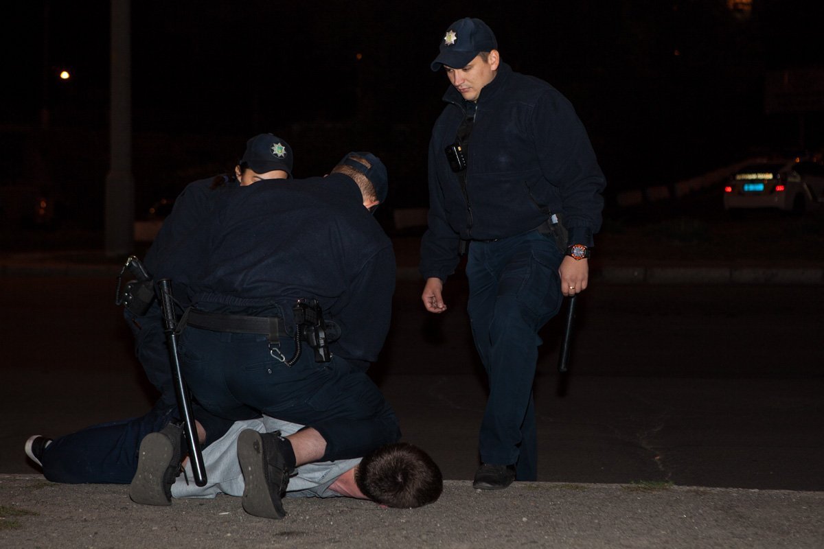 Агрессивный мужчина в центре Днепра испугал людей и обматерил полицию 2