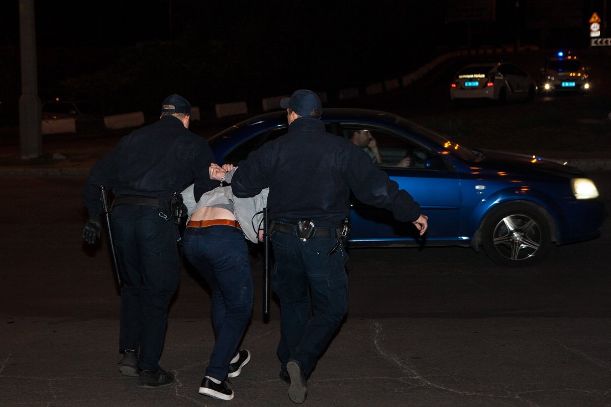 Агрессивный мужчина в центре Днепра испугал людей и обматерил полицию 3