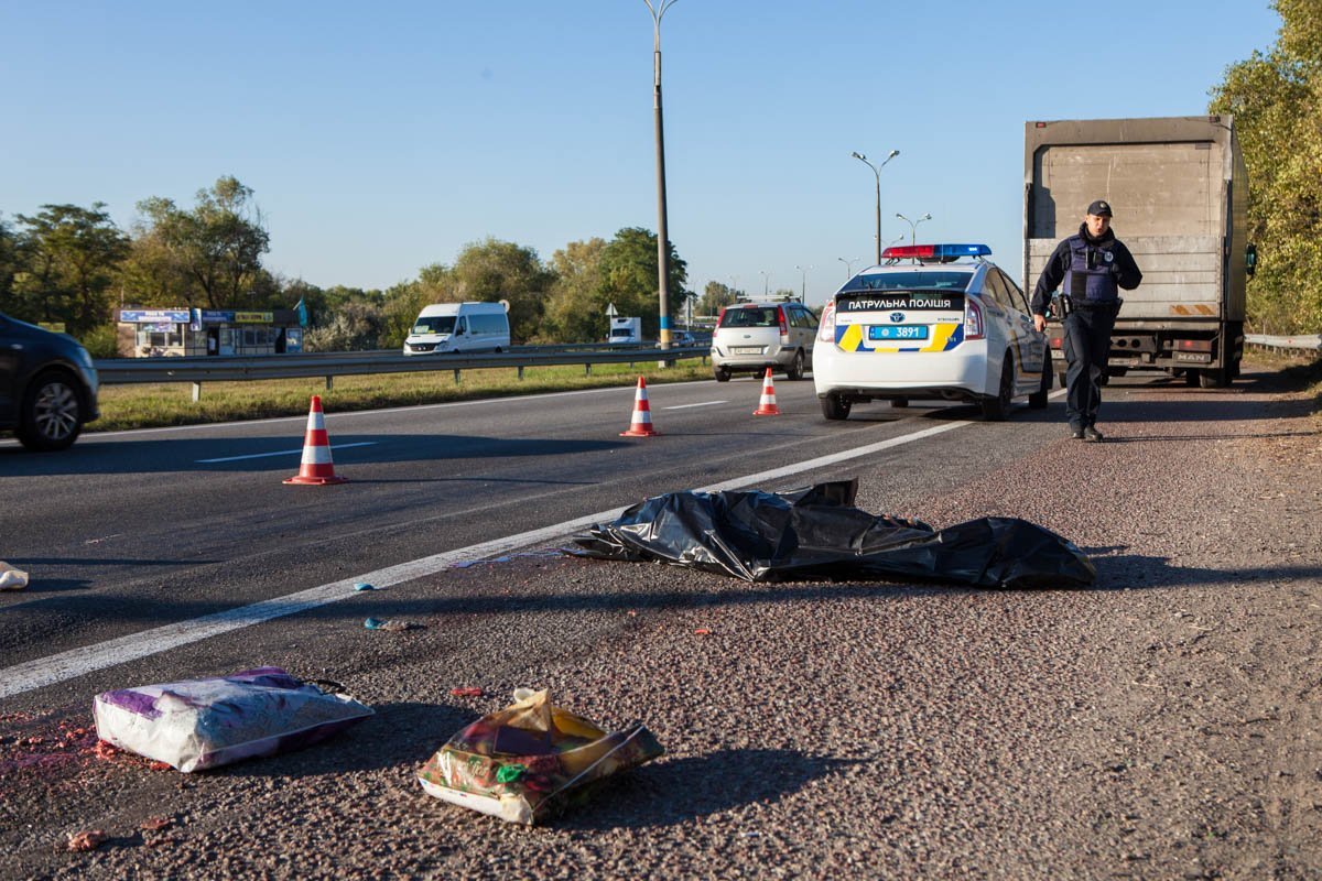 На Донецком шоссе фура насмерть сбила женщину 1