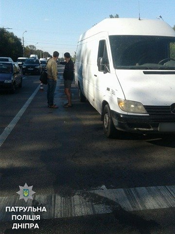 На Запорожском шоссе Mercedes Sprinter сбил 52-летнюю женщину 1