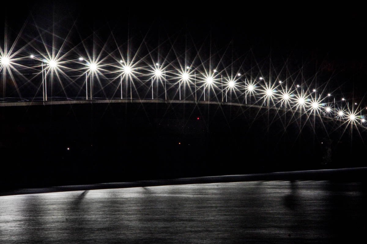 Мистика и тысячи огней: как выглядят мосты Днепра ночью 2