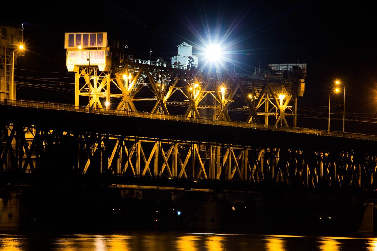 Мистика и тысячи огней: как выглядят мосты Днепра ночью 7