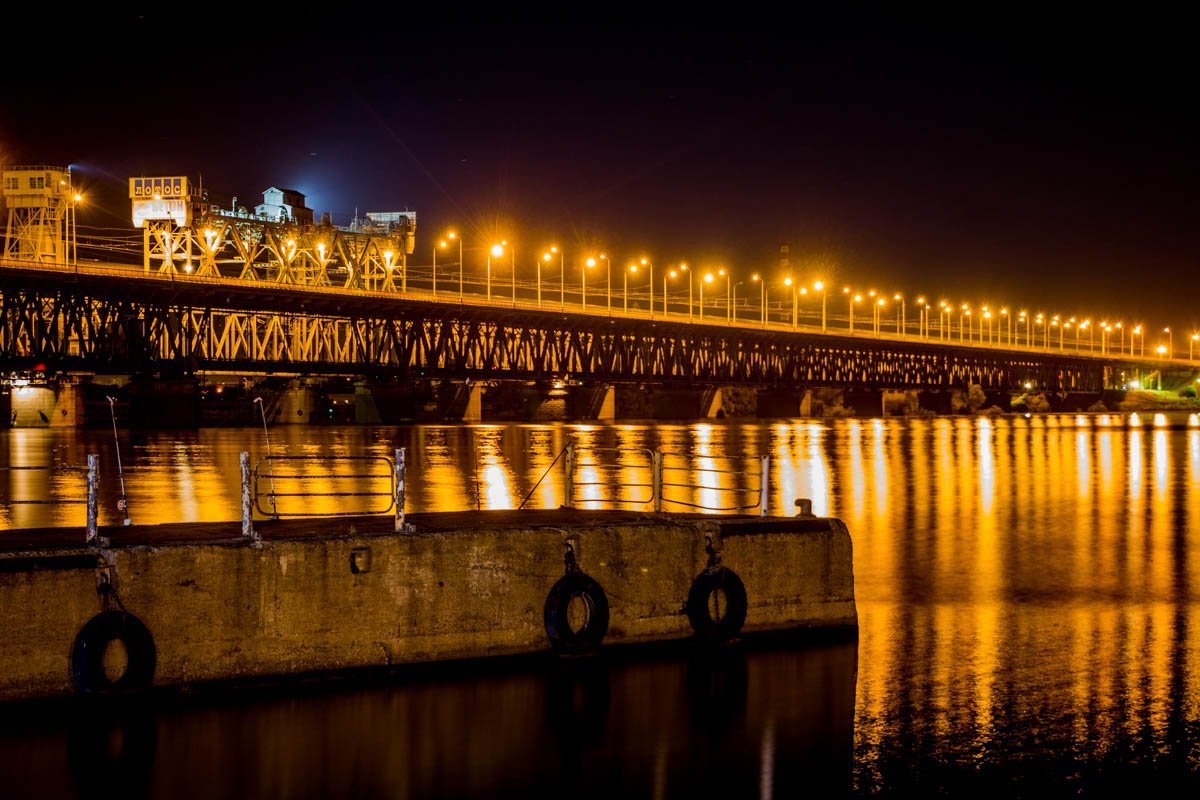 Мистика и тысячи огней: как выглядят мосты Днепра ночью 10