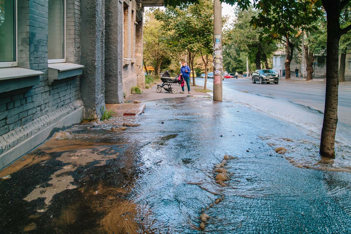 В центре Днепра из-под земли течет вода 1
