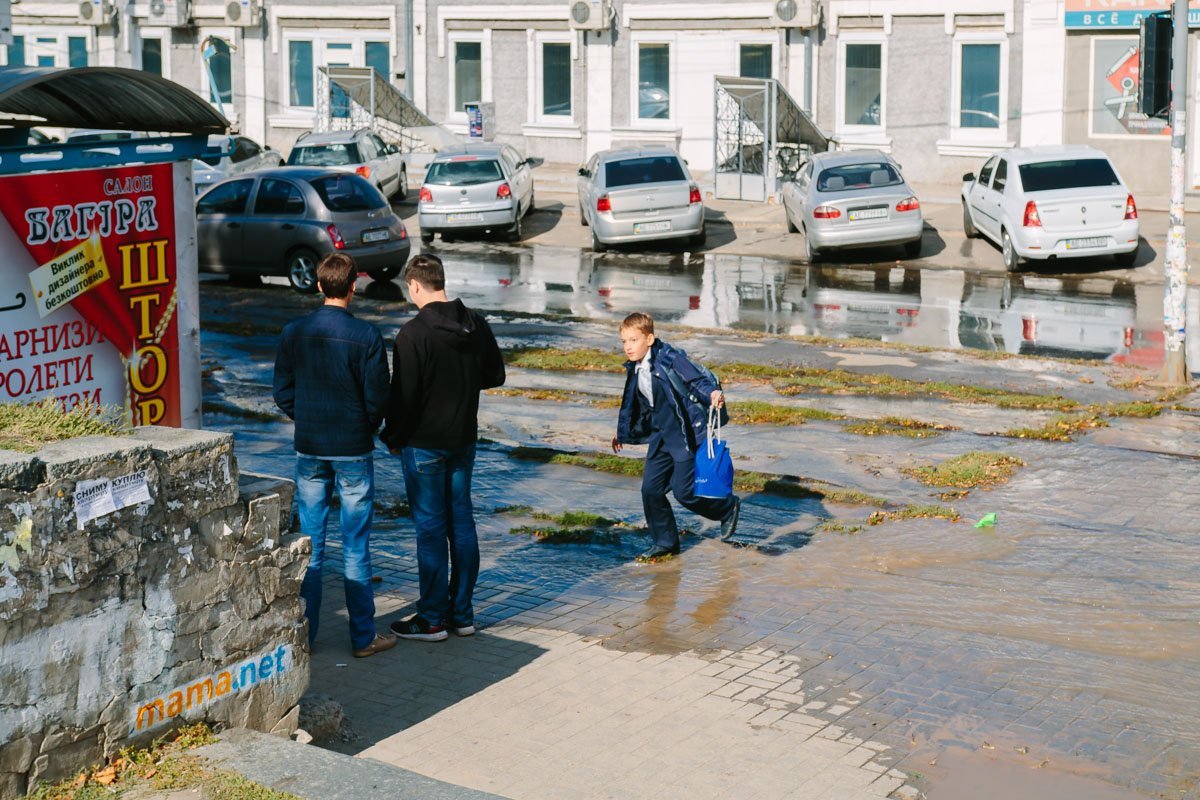 В центре Днепра из-под земли течет вода 2