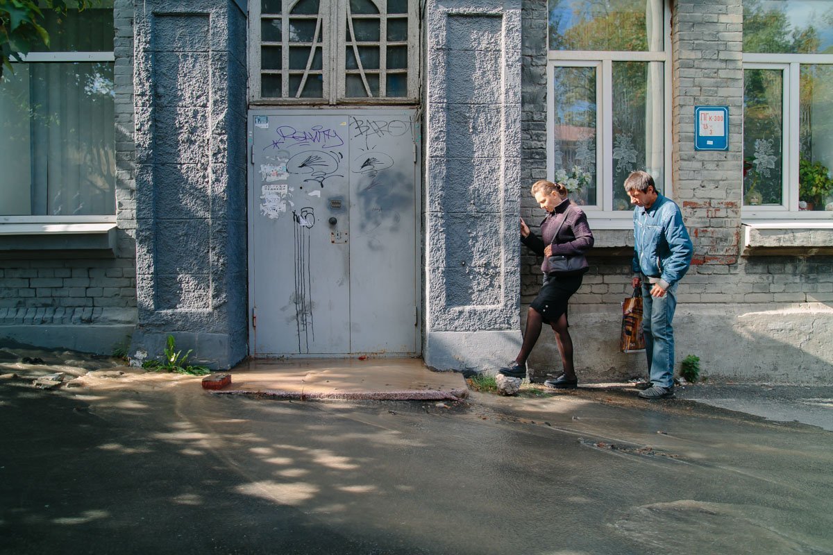 В центре Днепра из-под земли течет вода 3