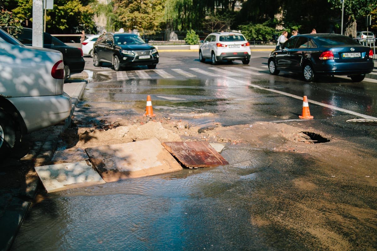 В центре Днепра из-под земли течет вода 4