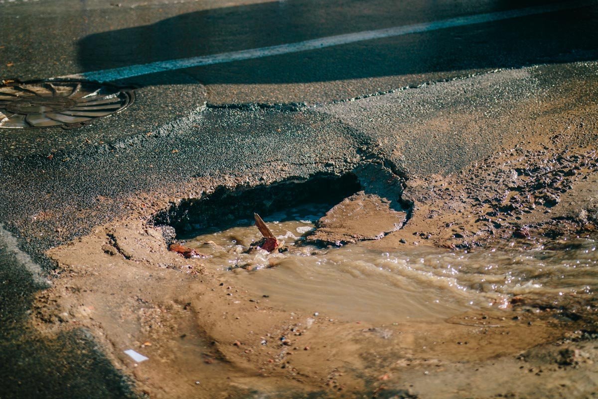 В центре Днепра из-под земли течет вода 5